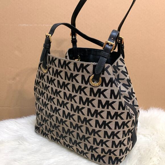 MICHAEL KORS Black/White Monogrammed Canvas JET SET GRAB BAG Tote - Picture 4 of 16